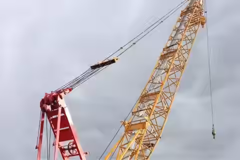 クローラークレーンの作業風景写真（3枚目）