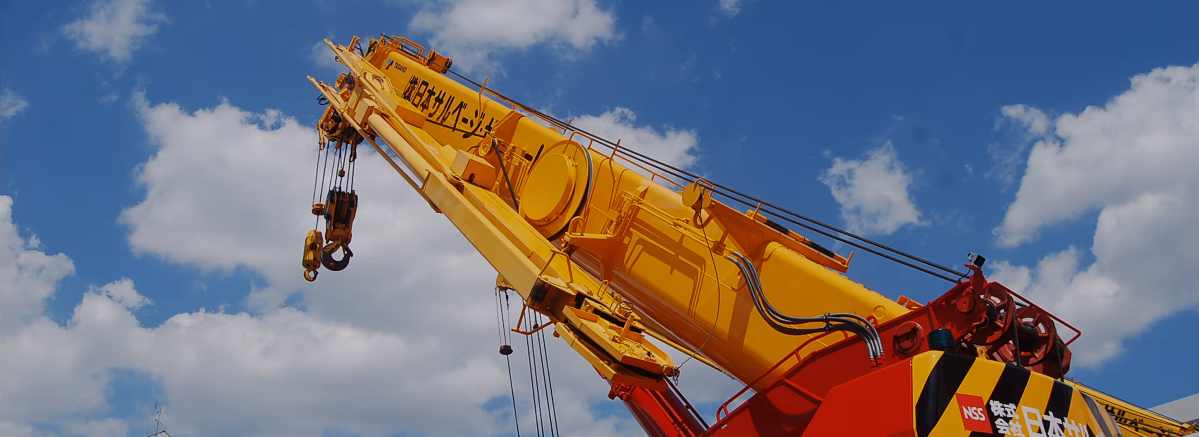 NSSについてのページヘッダー画像（本社ビルと空の写真）