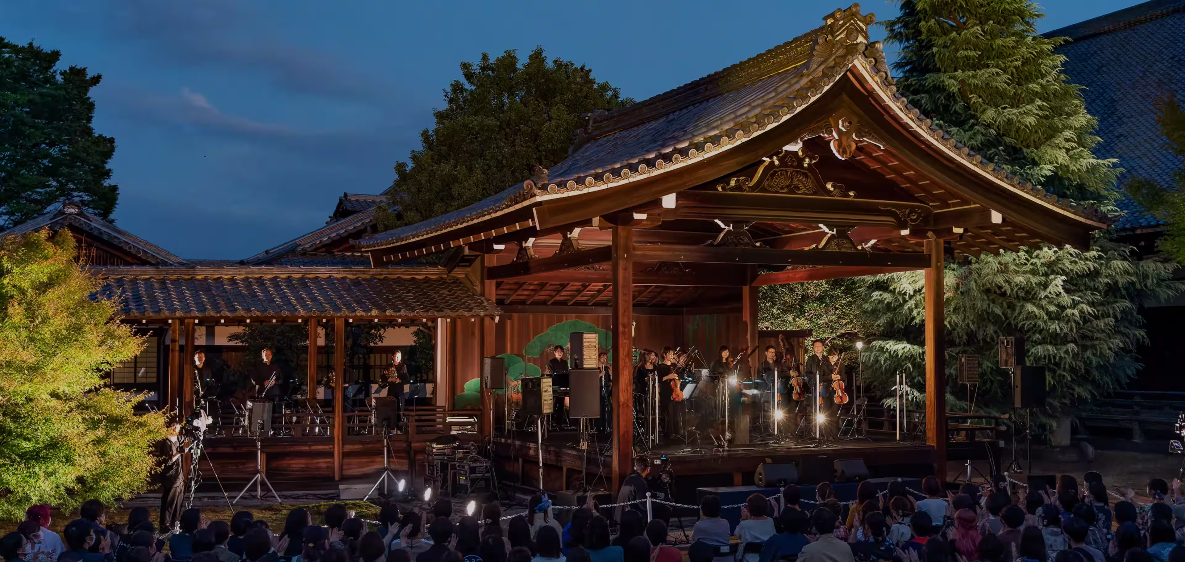 クリエイティブ事業をイメージしたオフィスワークの写真